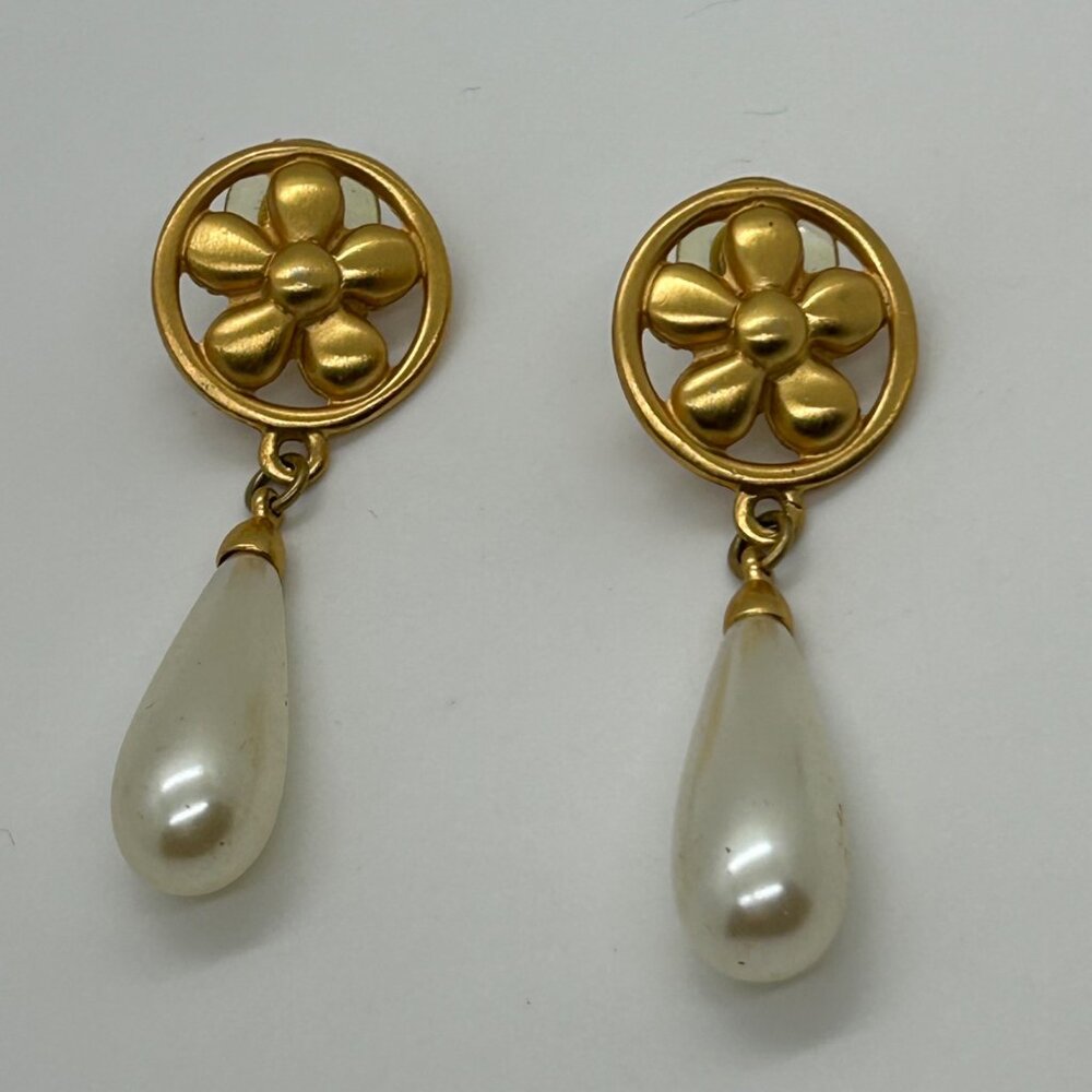 Vintage Anne Klein Gold Flower Round Stud Earrings With White Faux Pearl Drops - Picture 3 of 10